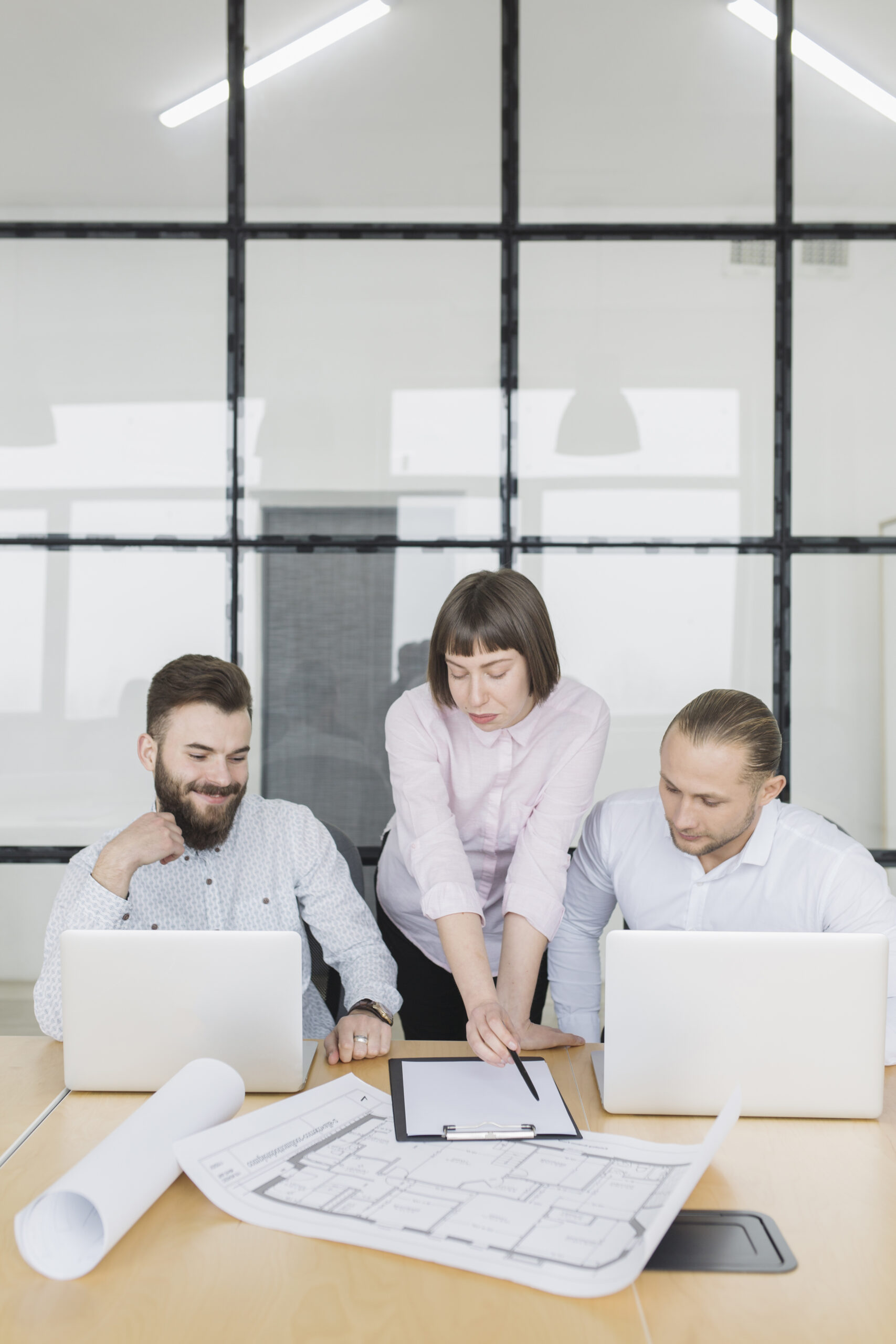 gens-affaires-au-bureau
